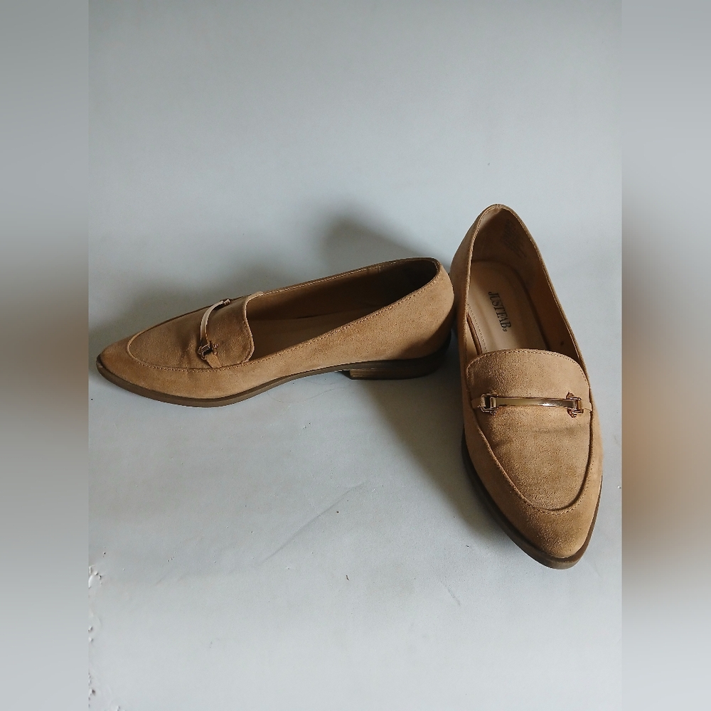 Women's JustFab tan faux suede pointed toe loafers Sz7M gold bar across toebox